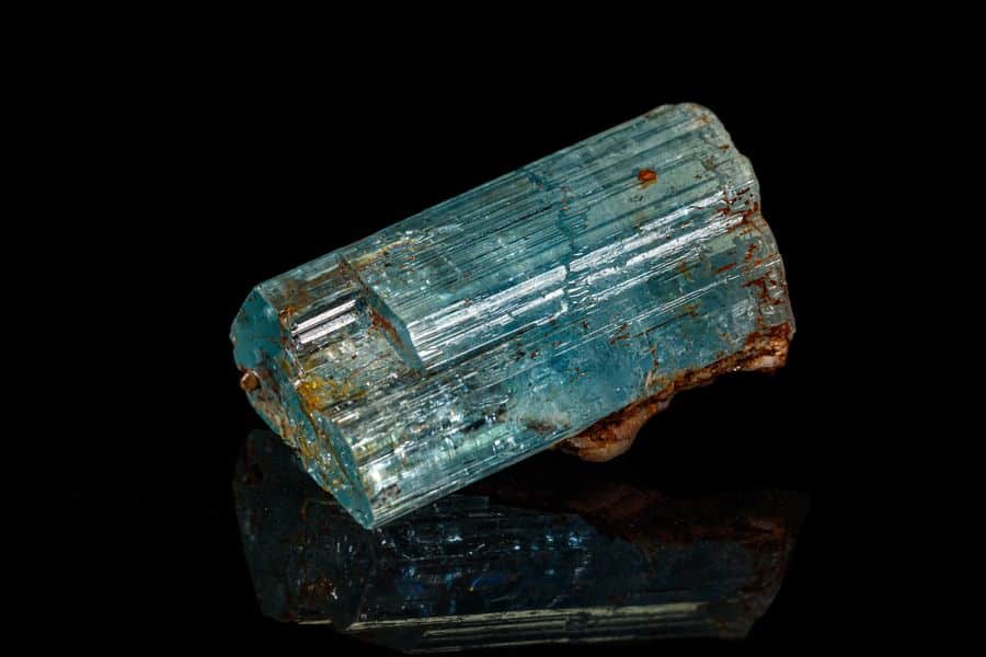 macro mineral stone aquamarine on a black background close up-海藍寶功效